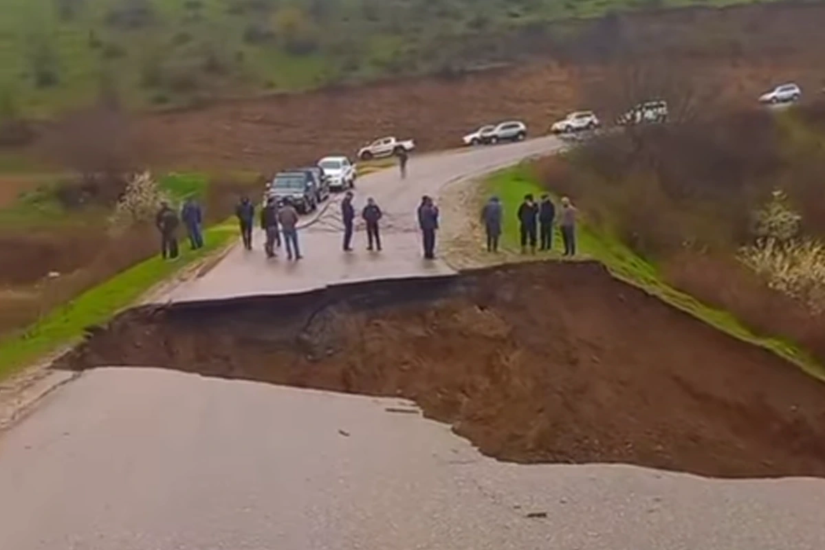 Qusar–Həzrə–Sudur avtomobil yolunun bir hissəsində sel suları torpaq yatağını yuyub