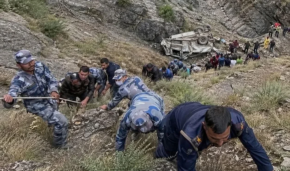 Nepalda "Jeep"in uçurumdan düşməsi nəticəsində 17 nəfər ölüb