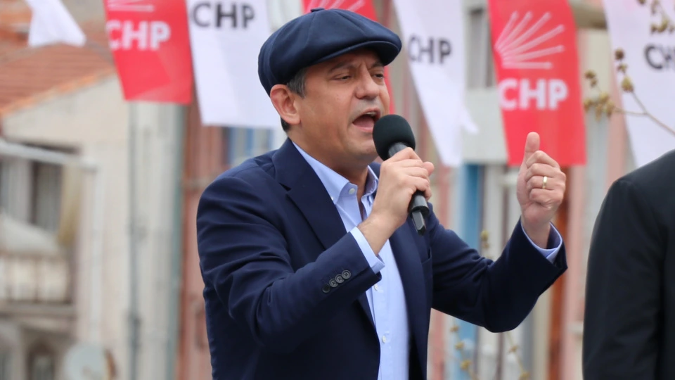 Özgür Özəl hakimiyyəti dəyişmək üçün seçki çağırışı edib.