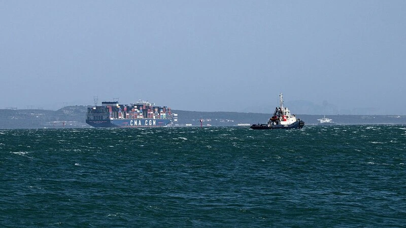 Fransız gəmisi Hörmüz boğazında atəşə tutuldu