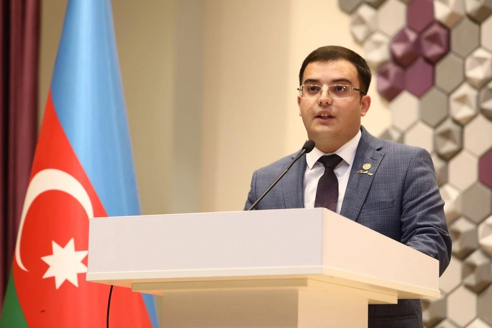 Bir həftəlik distant təhsilə keçid dərslərin dondurulması deyil - EKSPERT