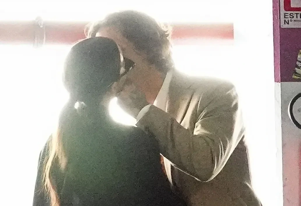 Hava limanında öpüşərkən görüntüləndilər