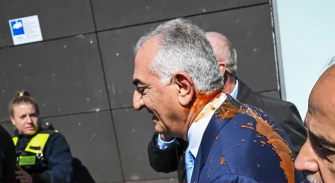 Berlində qalmaqal: Pəhləviyə hücum - üzərinə qırmızı maye atıldı