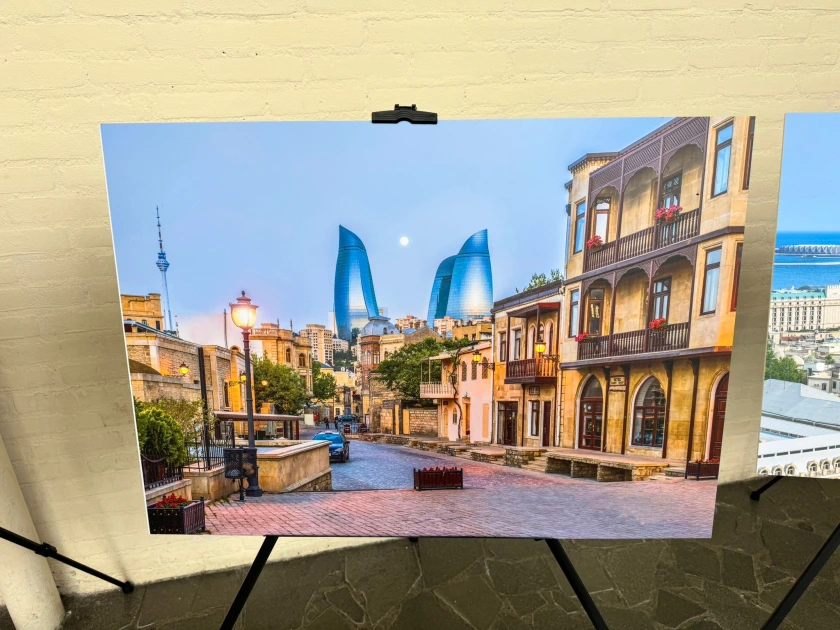 Haaqada “Şərq və Qərb bir arada” adlı fotosərgi açılıb