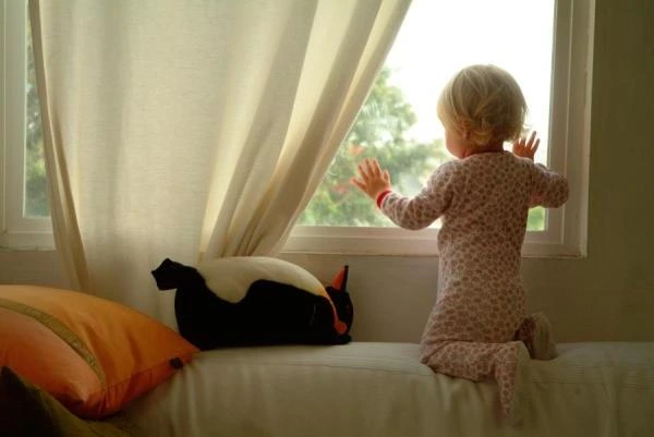 Bakıda üç yaşlı uşaq 4-cü mərtəbədən yıxılaraq öldü