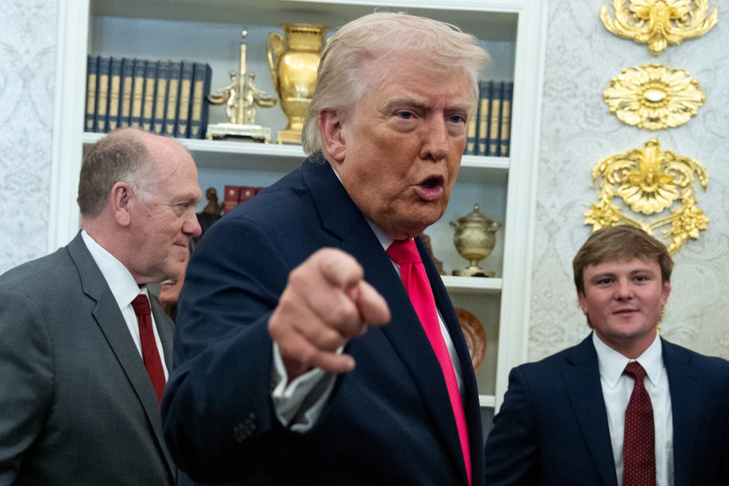 Tramp Ağ Evdən getməzdən əvvəl yüksək vəzifəli məmurları əfv edəcək