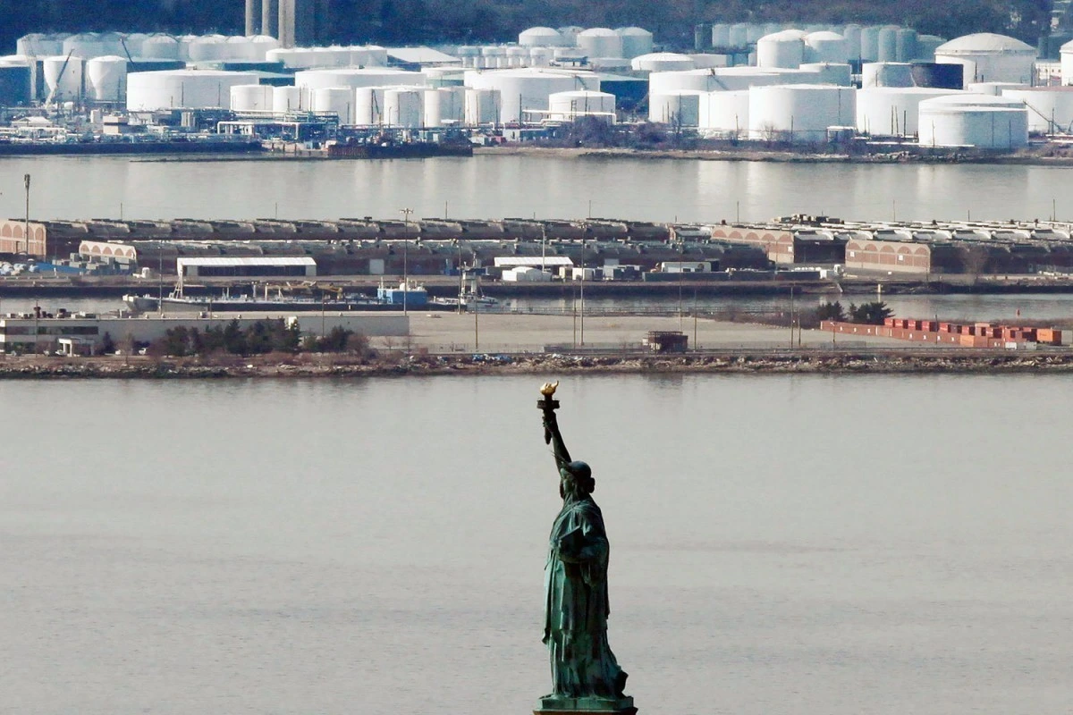 ABŞ-ın kommersiya neft ehtiyatları 465 mln. barelə yaxınlaşıb