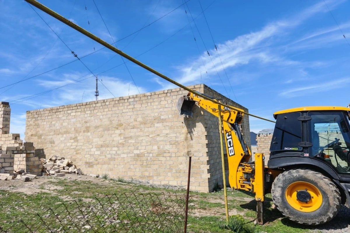 Gəncə və Göygöldə qanunsuz tikililər sökülüb - VİDEO
