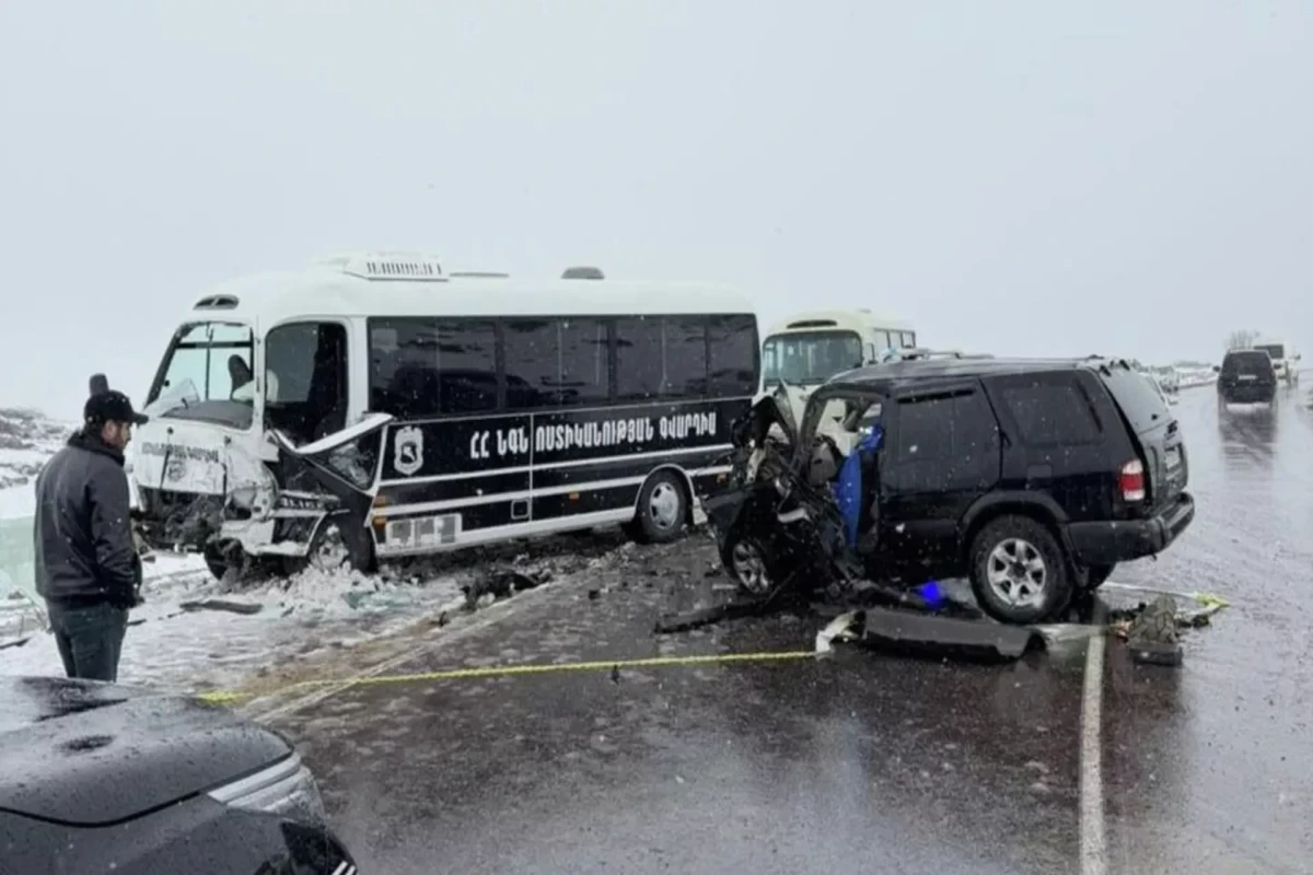 Paşinyanın kortejini müşayiət edən avtobus qəza törədib, 1 nəfər ölüb, yaralılar var - FOTO