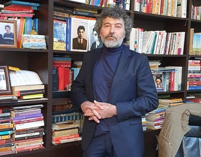 “Ataların əlində siqaret yox, kitab olmalıdır” - &nbsp;Şahbaz Xuduoğlu