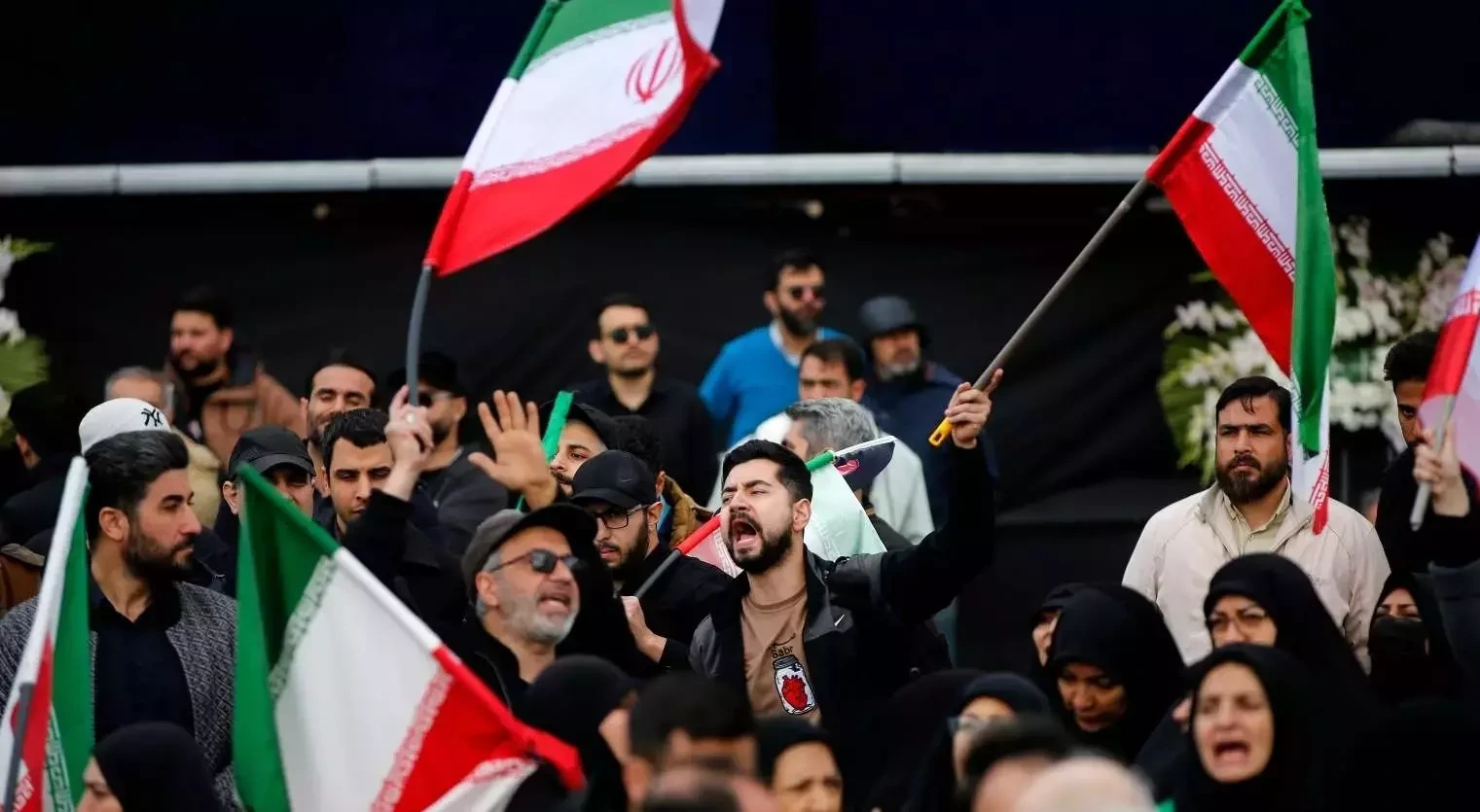 Minlərlə insan küçələrə çıxdı: ABŞ-İran arasındakı müvəqqəti atəşkəs etiraz edildi