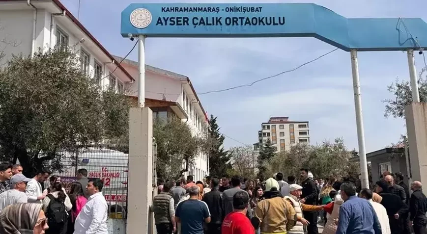 Məktəb hücumunda dəhşətli anlar: Şagirdlər partaları aşıraraq sipər etdilər