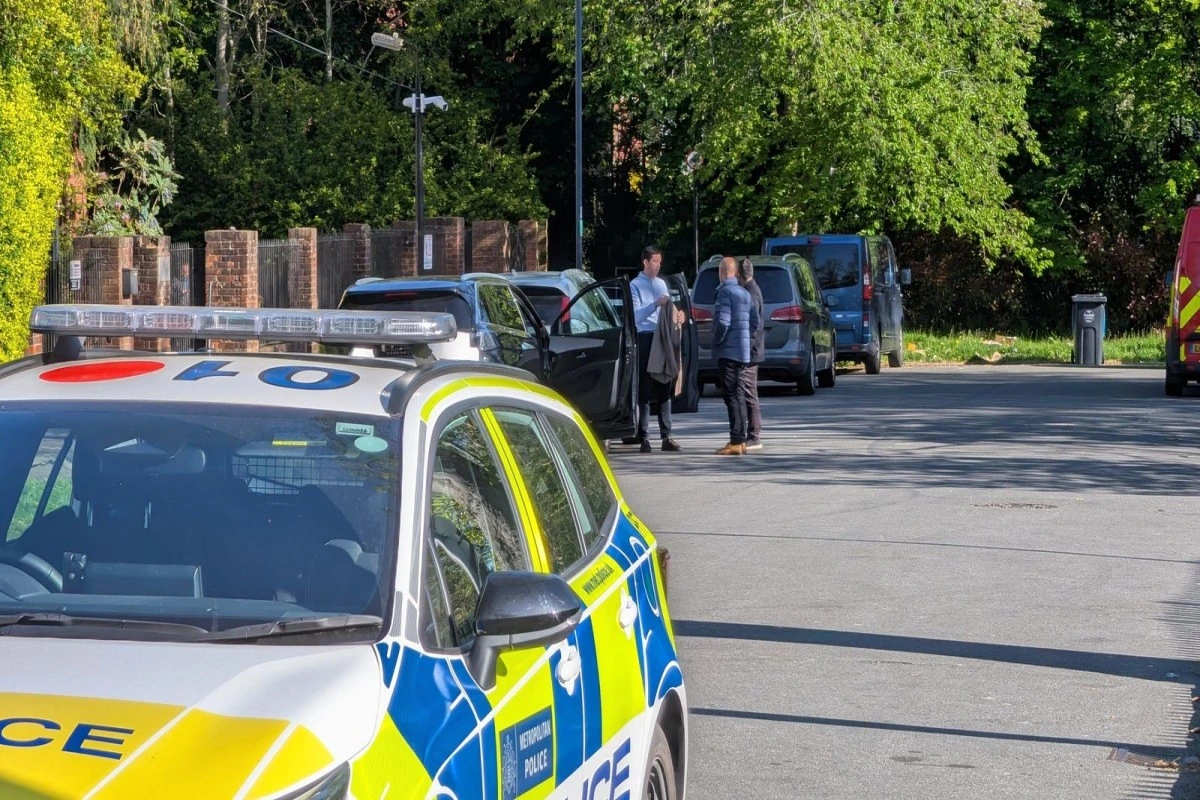 Londonda iki sinaqoqa hücum olub