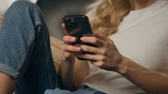 Yeni nəsil telefon zənginə yox, mesajlaşmaya üstünlük verir - elə bəla da burdan başlar