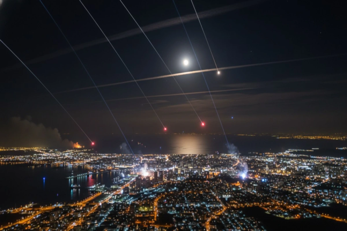 Husilər İsrailin Eylat şəhərində hədəflərə zərbələr endirib