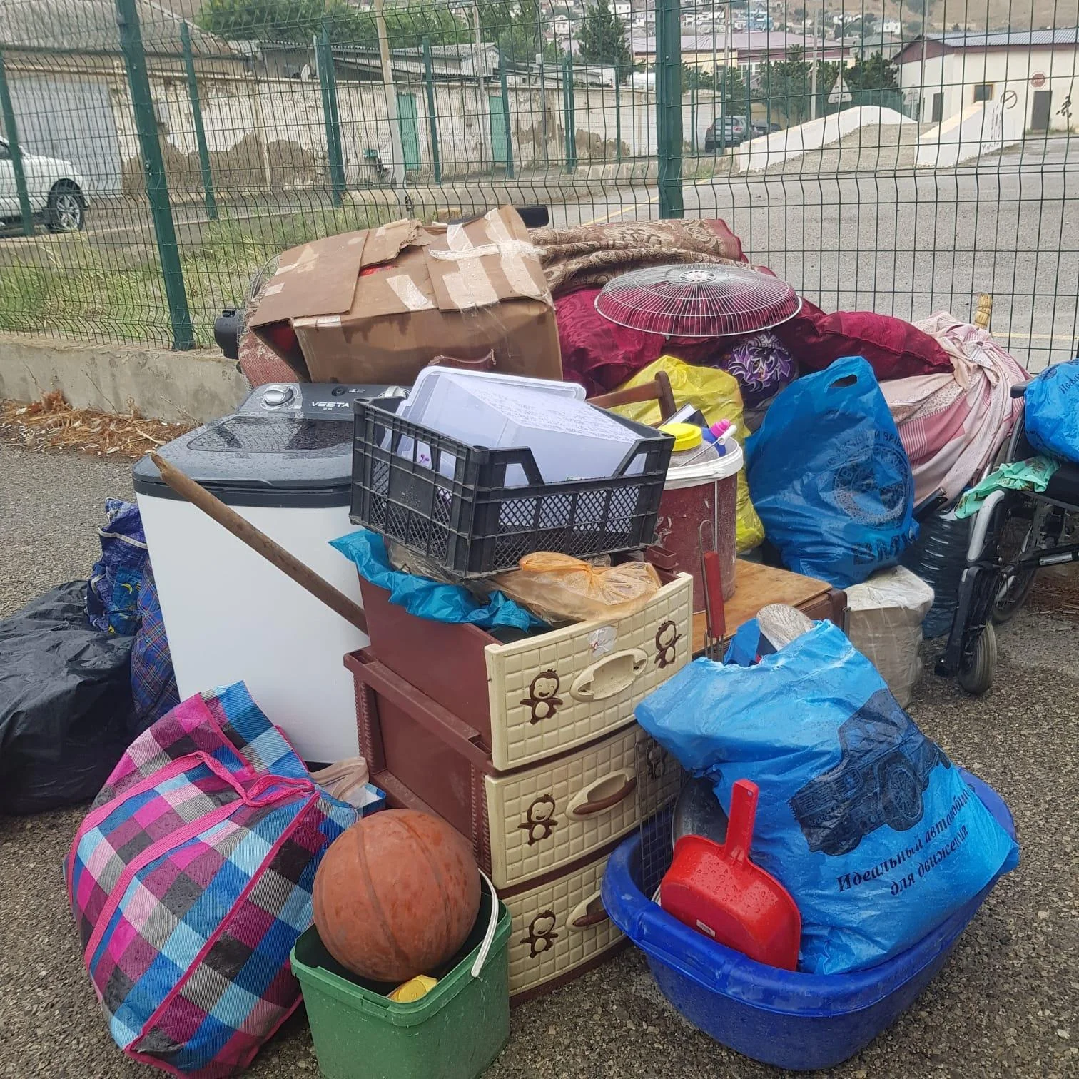 Bakıda kirayədə yaşayan qadını çölə atıblar - FOTO