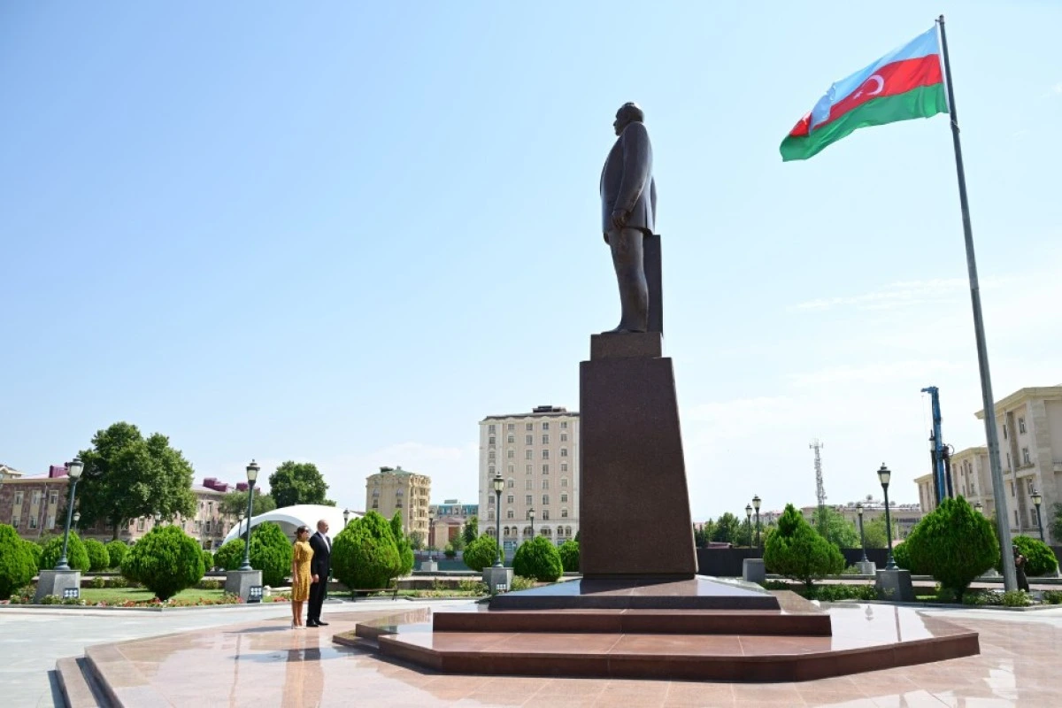 İlham Əliyev Ümummilli Lider Heydər Əliyevin Naxçıvan şəhərindəki abidəsini ziyarət edib