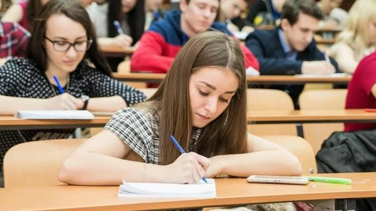 Universitetlərin dolması naminə keçid balını aşağı salmaq çıxış yolu deyil - EKSPERT
