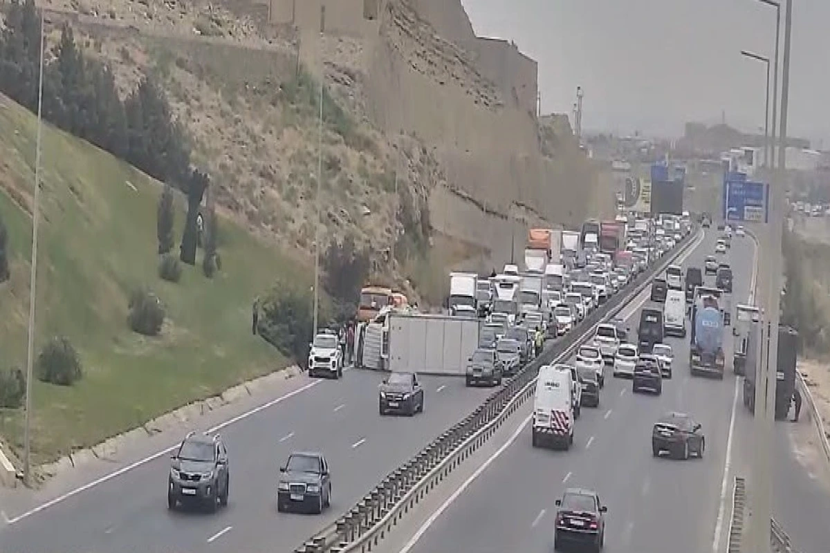Kənar Dairəvi yolda yük maşını aşıb, Sumqayıt istiqamətində sıxlıq yaranıb