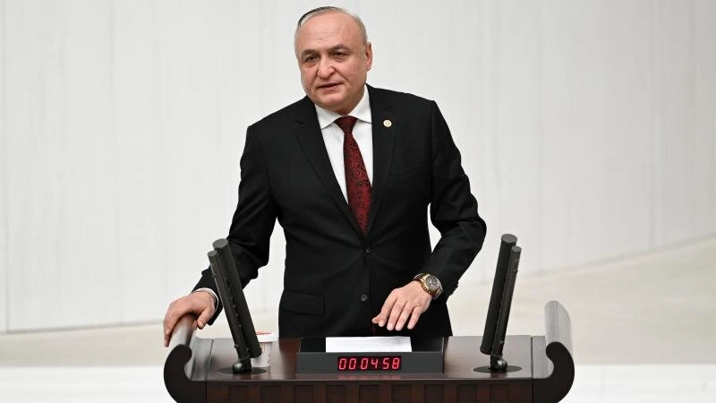 Türkiyəli deputat keçmiş partiyadaşı tərəfindən bıçaqlanıb