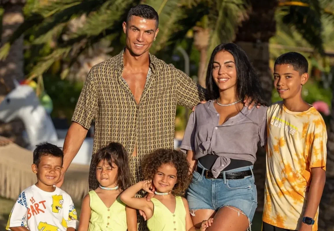 Corcina Rodriqes Ronaldunun üç övladını rəsmi olaraq övladlığa götürdü