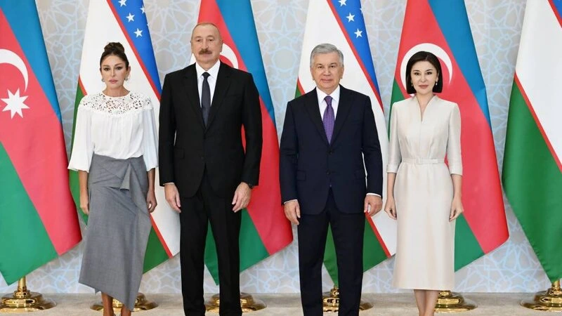 Azərbaycan ilə Özbəkistan prezidentləri və birinci xanımlar birgə foto çəkdiriblər