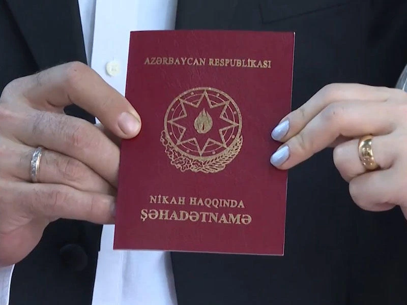Azərbaycanda həyat yoldaşının soyadını götürən kişilərin sayı açıqlandı