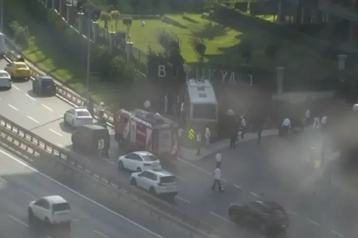 İstanbulda avtobus divara çırpılıb, 17 nəfər yaralanıb