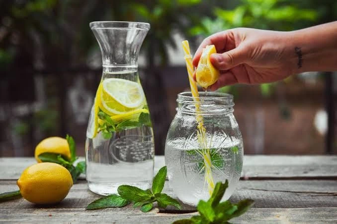 Limonlu su arıqlamağın möcüzəvi yolu deyil