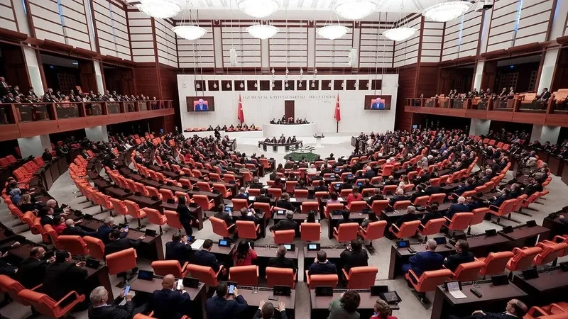 Türkiyədə 18 saatlıq müzakirədən sonra PKK ilə bağlı qanun təsdiqləndi