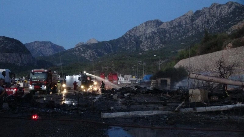 Antalyada güclü yanğın: 20-dən çox gəmi külə döndü