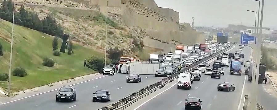Bakıda TIR xaosu: Ağır tonnajlı maşınlar yollarda “durna qatarı”na çevrildi