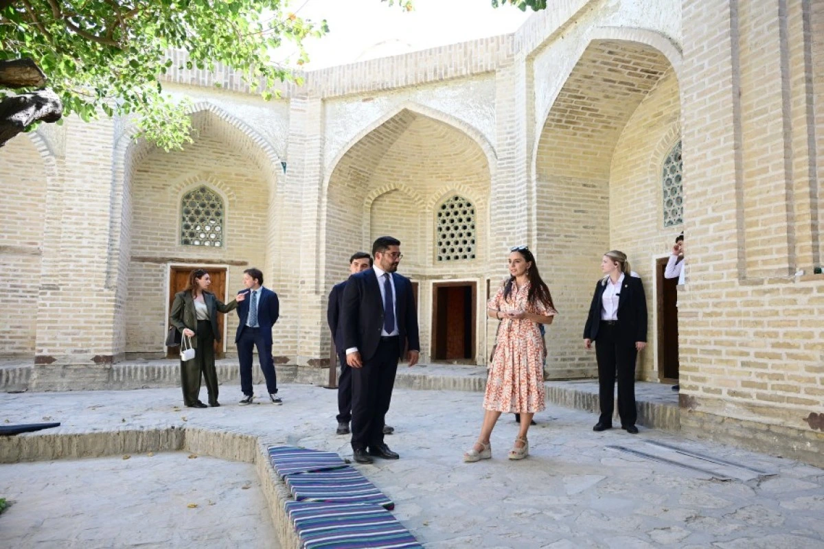 Leyla Əliyeva ilk Buxara Biennalesinin əsərləri ilə tanış olub - FOTO