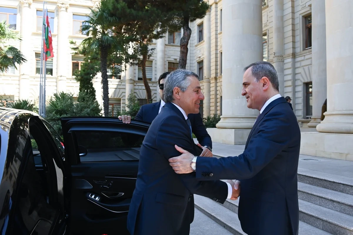 Ceyhun Bayramov İqnazio Kassisi qarşılayıb