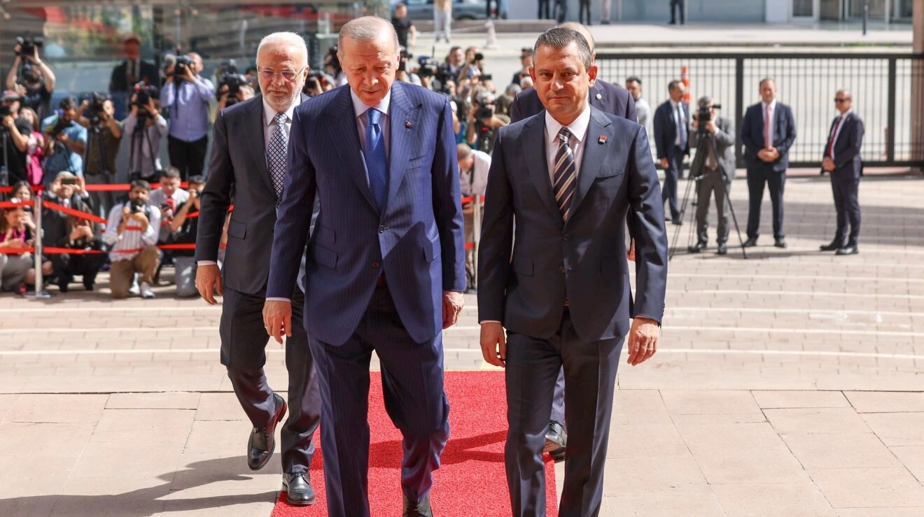 Özgür Özəlin gözlənilməz qərarı: “Yeni Partiyanı siyasi hədəfdən xilas etmək istəyir” - TƏHLİL