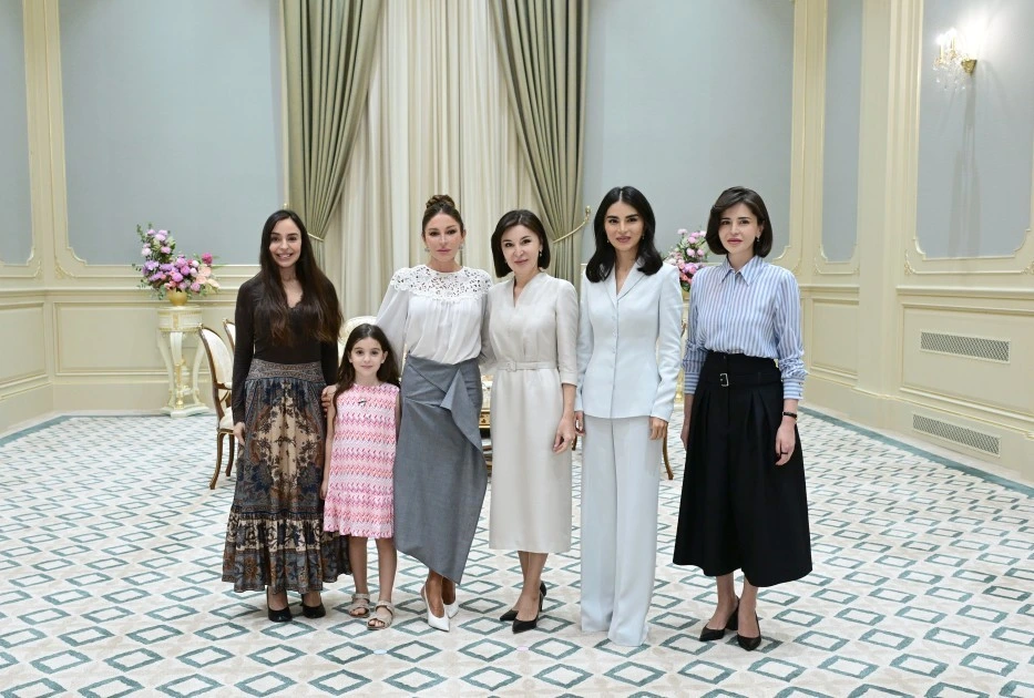 Azərbaycanın və Özbəkistanın birinci xanımlarının çay masası əsnasında təkbətək görüşü olub