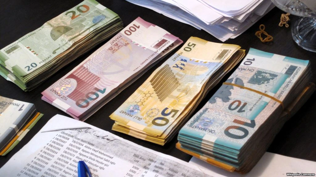Əhalinin BANKLARA PUL AXINI SÜRƏTLƏNDİ - İqtisadçı səbəbləri AÇIQLADI