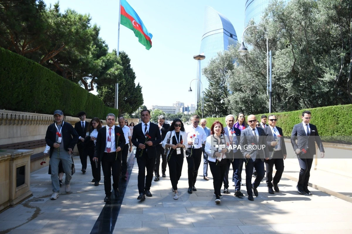 Türkiyəli nümayəndə heyəti Şəhidlər xiyabanı və Türk şəhidliyini ziyarət ediblər