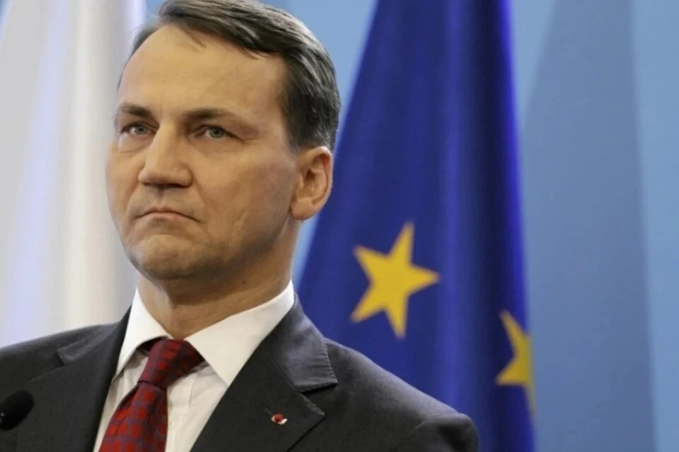 Sikorski: Polşa Ukrayna səmasında raketlərin vurulmasını müzakirə etməlidir