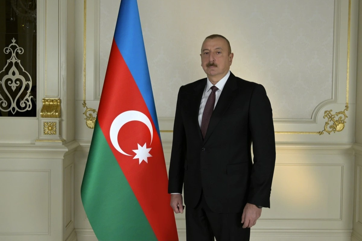 İlham Əliyev Daşkənddə Müstəqillik abidəsini ziyarət edib