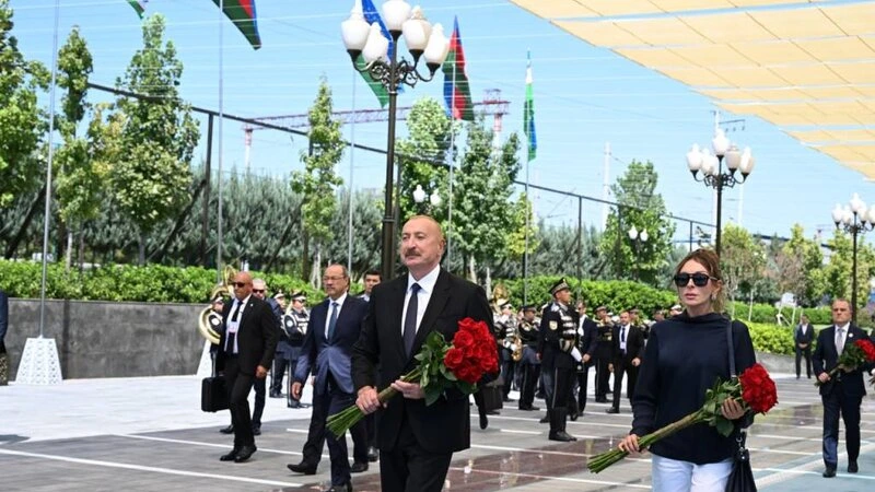 Prezident və birinci xanım Daşkənddə Heydər Əliyevin memorial kompleksinin önünə gül dəstələri qoyublar