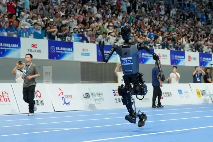 Robot Usain Boltun rekordunu keçdi — amma finişdə yıxıldı