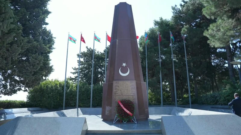 Türkiyənin Zəfər Günü münasibətilə Bakıda Türk Şəhidliyi abidəsi ziyarət olundu