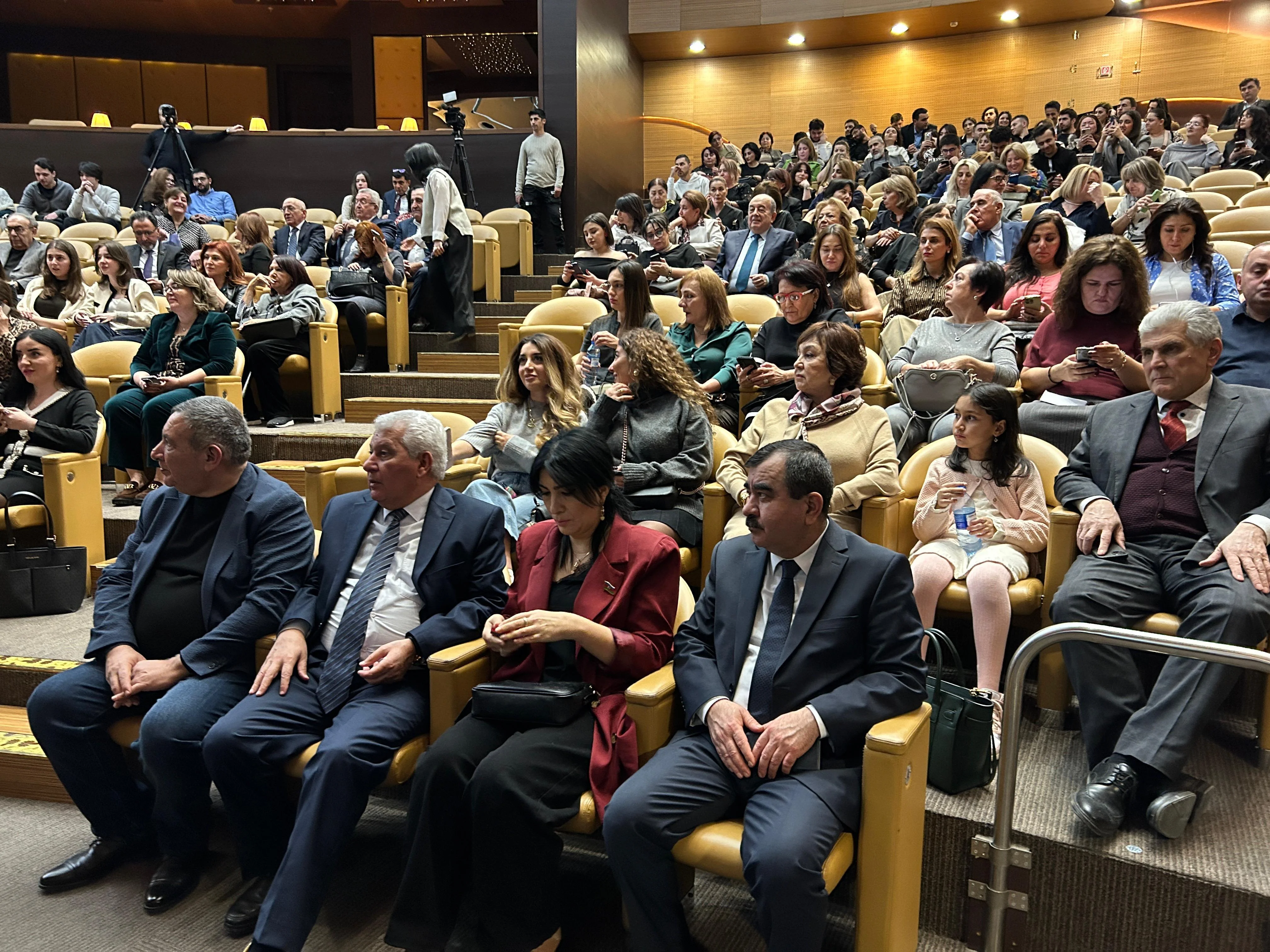 "Huma quşu" fondu  xeyriyyə gecəsi keçirdi - FOTOLAR