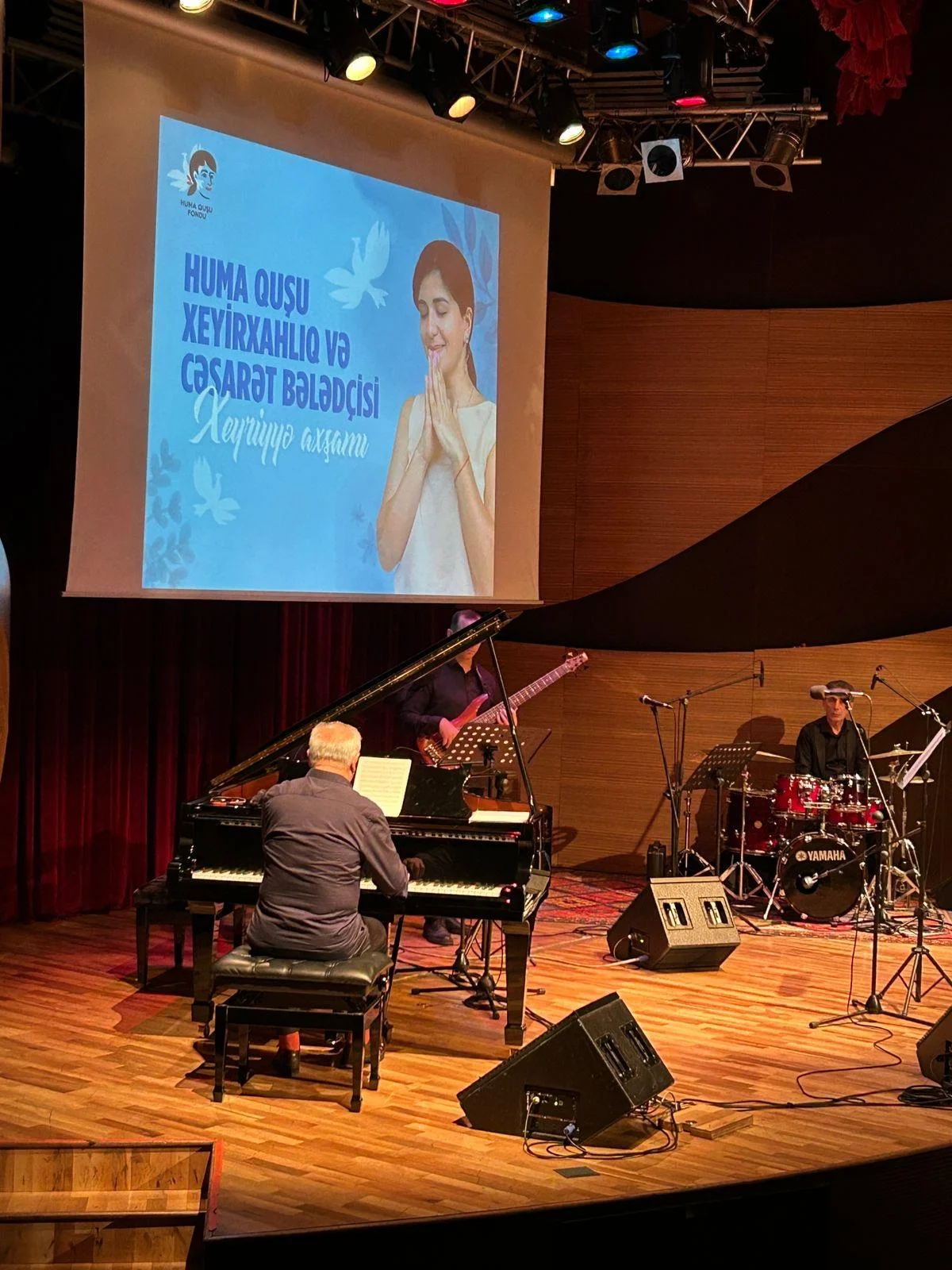 "Huma quşu" fondu  xeyriyyə gecəsi keçirdi - FOTOLAR