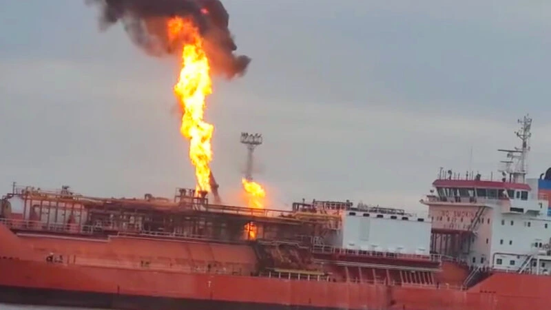 Odessaya raket hücumu: Limanda yük gəmisi yandı