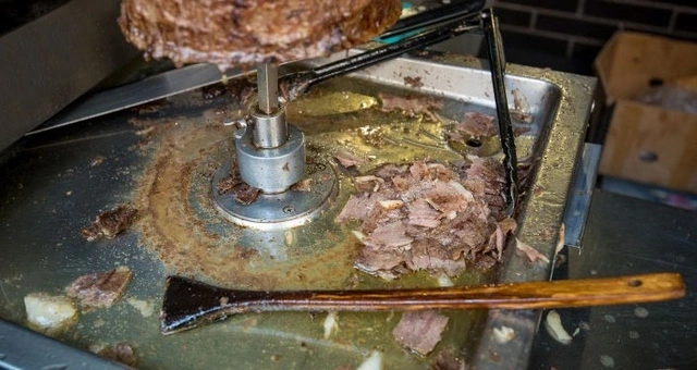 Uşaqlar təhlükədədir: Dönərlər ölmüş heyvan ətindən hazırlanır