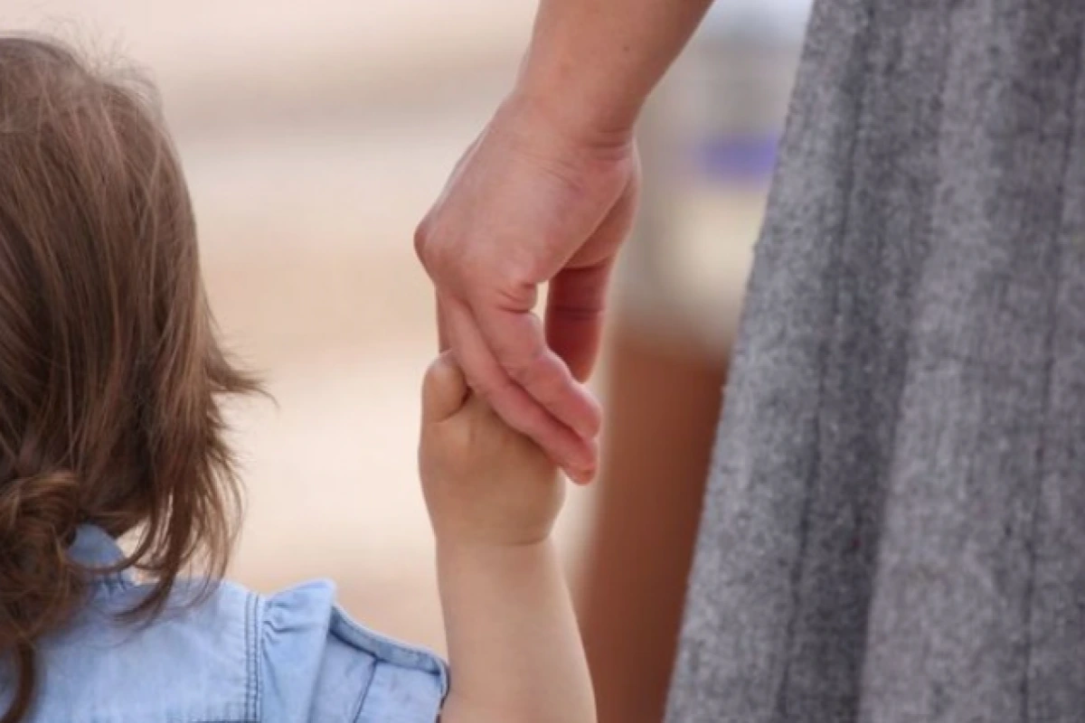 Qubada sərnişin avtobusu ana və övladını vurub