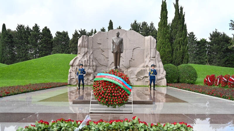 Cevdet Yılmaz Ümummilli Liderin məzarını ziyarət edib