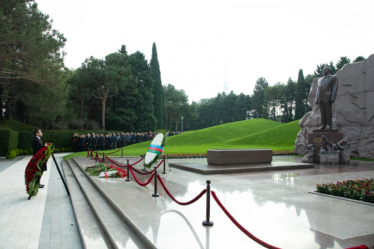 “Azərsun Holdinq”in rəhbər heyəti Ulu Öndərin məzarını ziyarət edib - FOTO